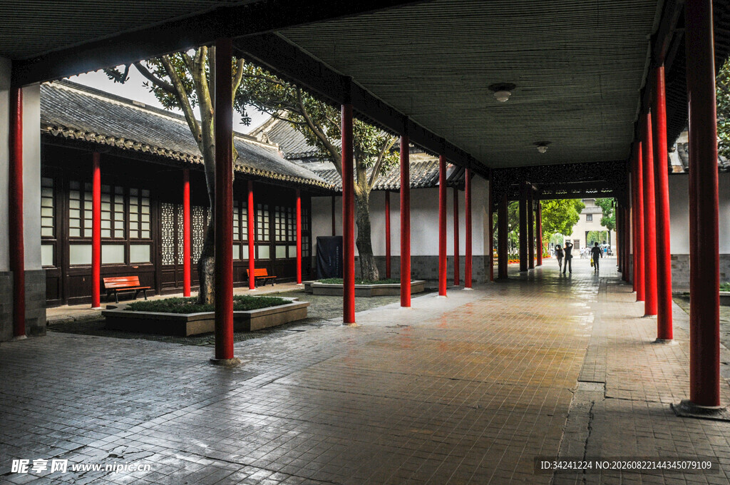 中式长廊下的红柱与庭院