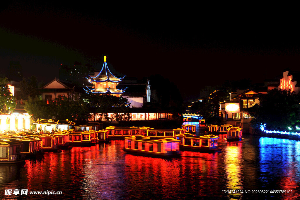 夜晚璀璨的水上梦幻城堡