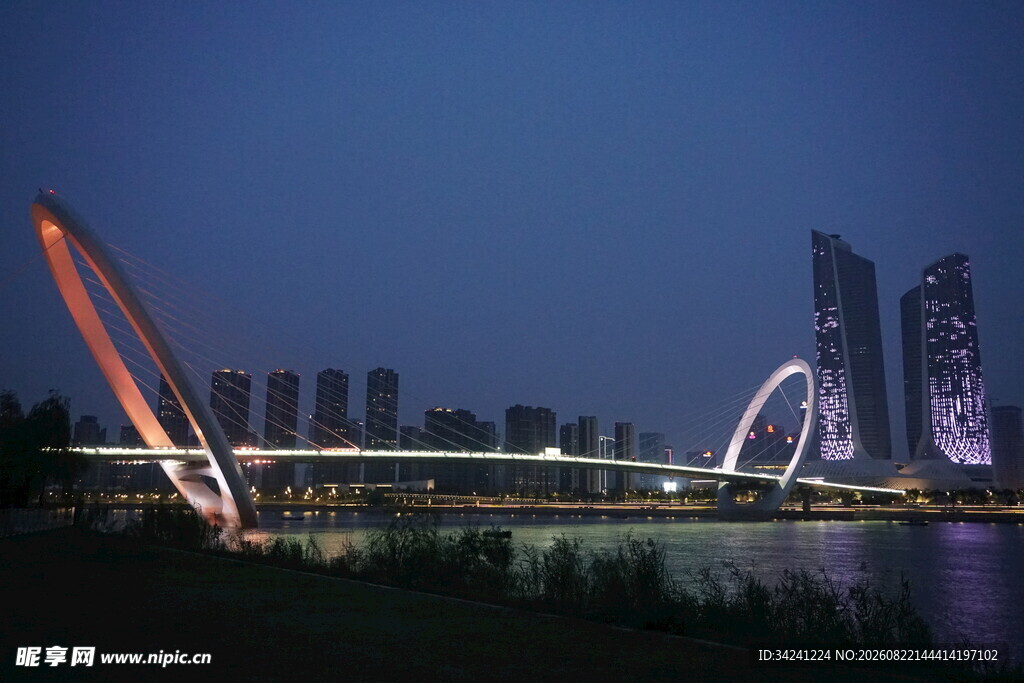 城市夜景中的绚丽桥梁