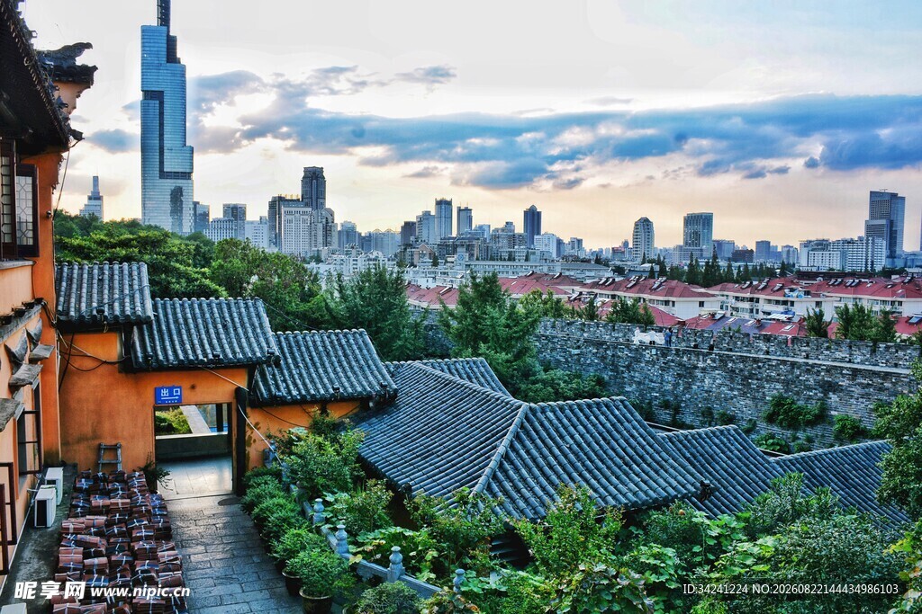中式古建与现代都市相映