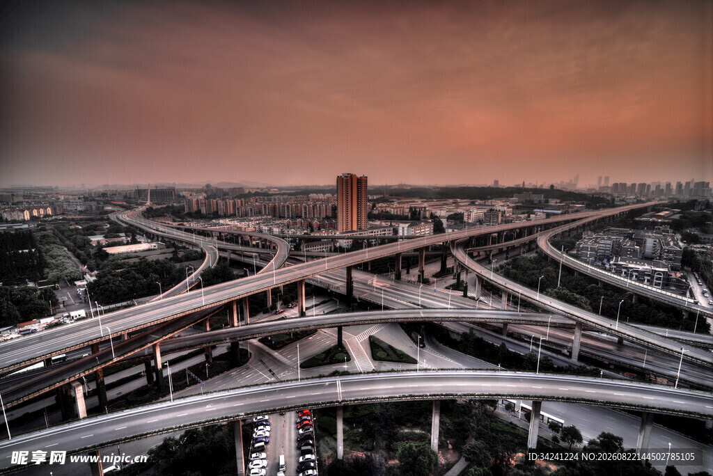 城市高架桥黄昏壮丽景象