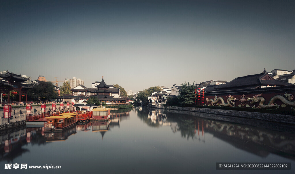 古桥水乡夜景倒影如画