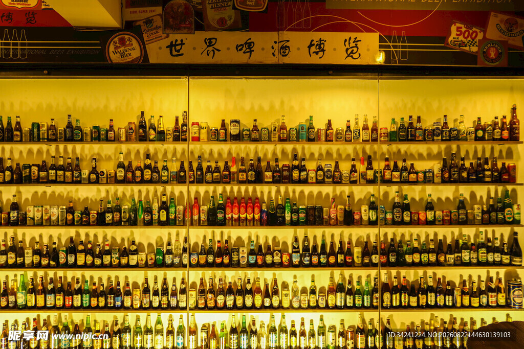 琳琅满目的酒水货架