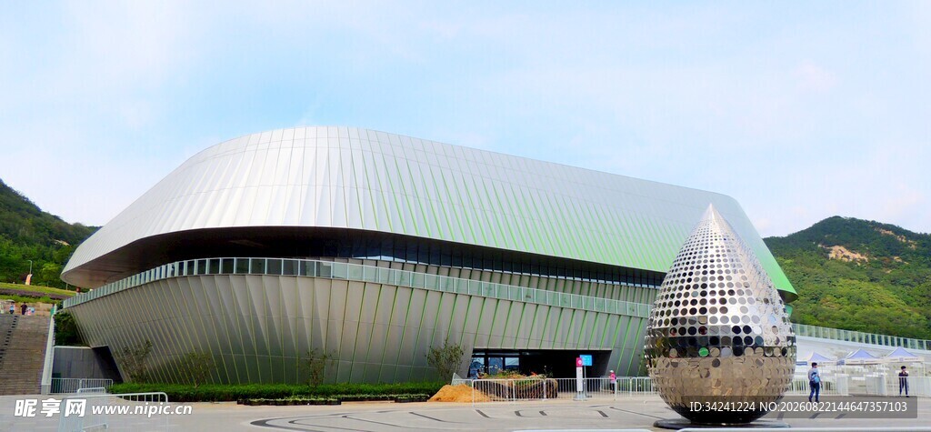 现代风格弧形建筑外观