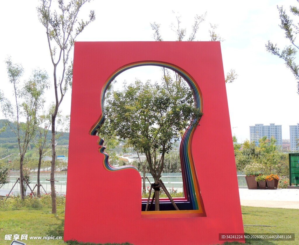 红色头部造型户外艺术装置