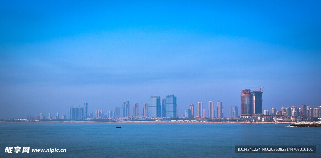 海滨城市天际线景观