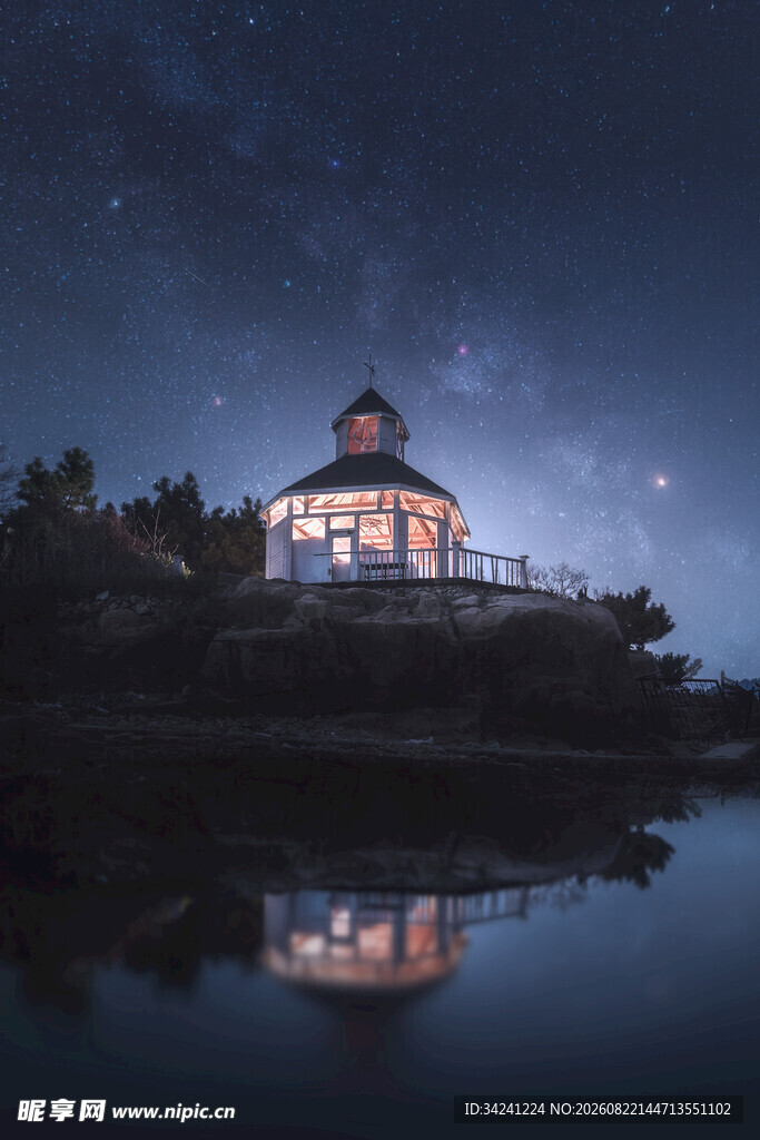 湖畔星空下的梦幻小屋
