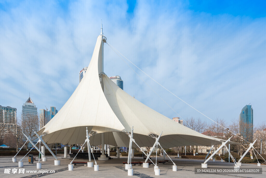 城市中的独特白色建筑景观