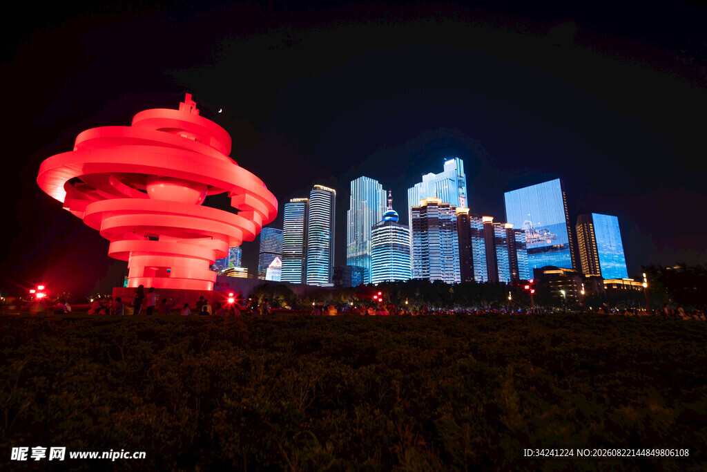 青岛夜景中的红色雕塑建筑
