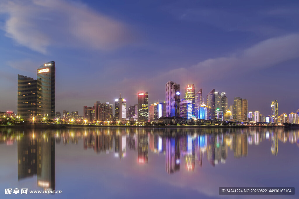 城市璀璨夜景倒影湖面