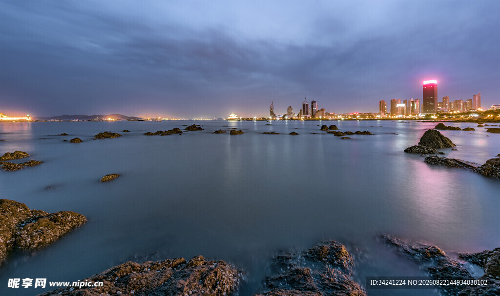 海滨城市暮色中的美丽景致