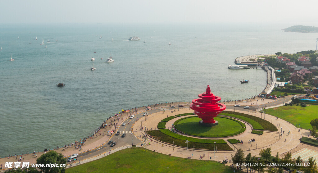 海边红色雕塑景观