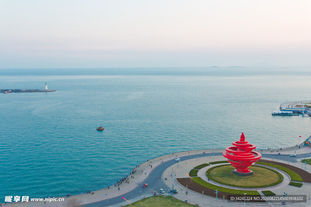 海边红色雕塑景观
