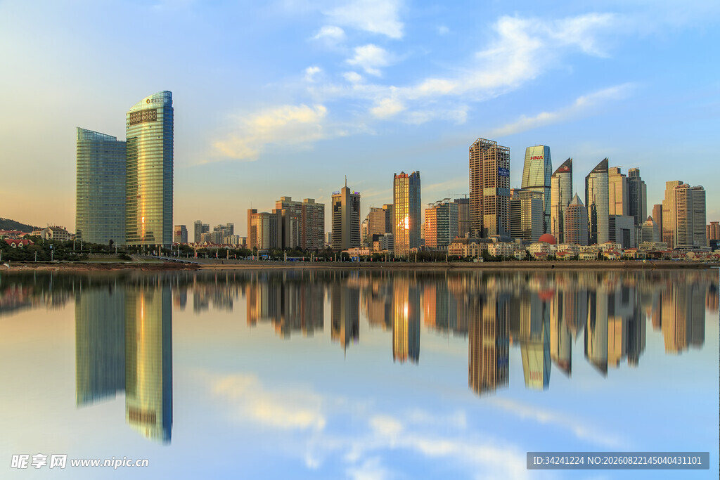 城市天际线与水面倒影美景