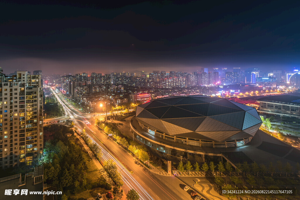 城市夜景中的体育场建筑