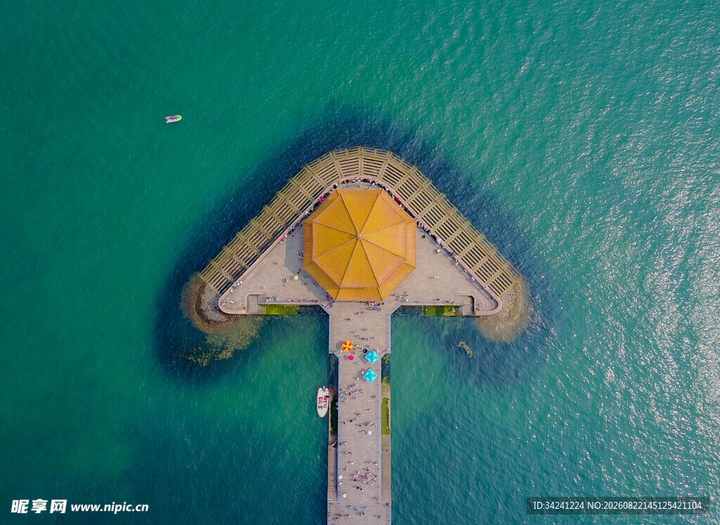 海上独特栈桥与圆形建筑