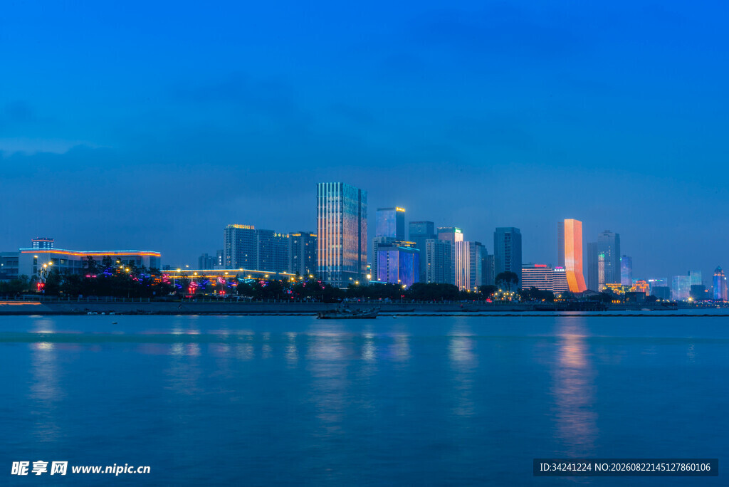 城市湖畔夜景璀璨风光