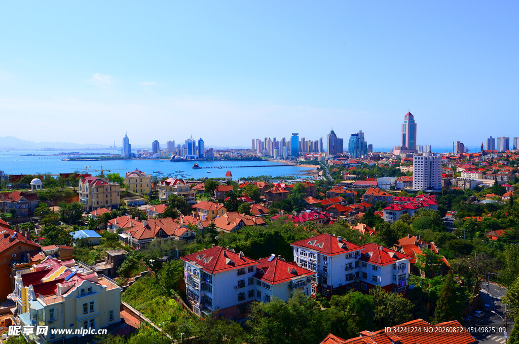 海滨城市红顶建筑景观
