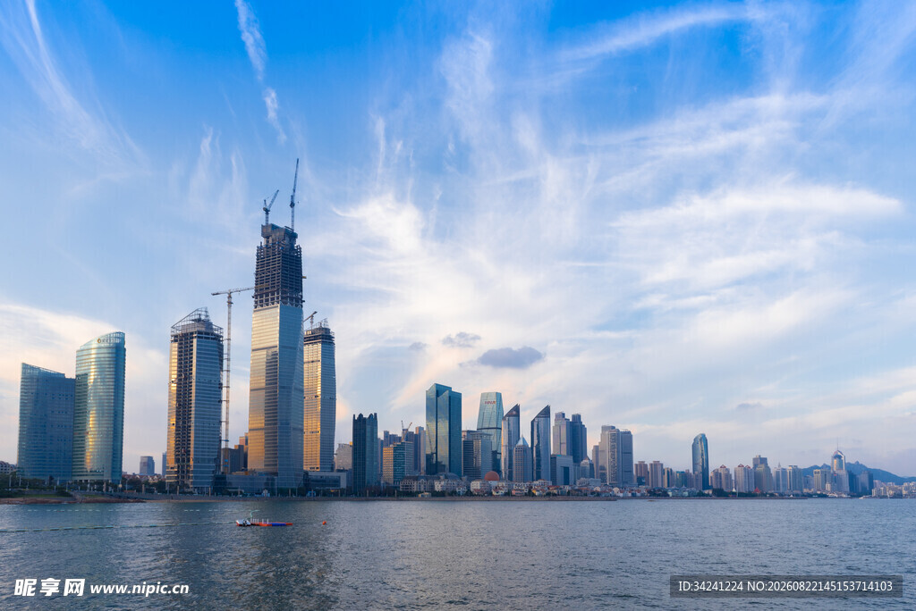 城市天际线水域畔的繁华