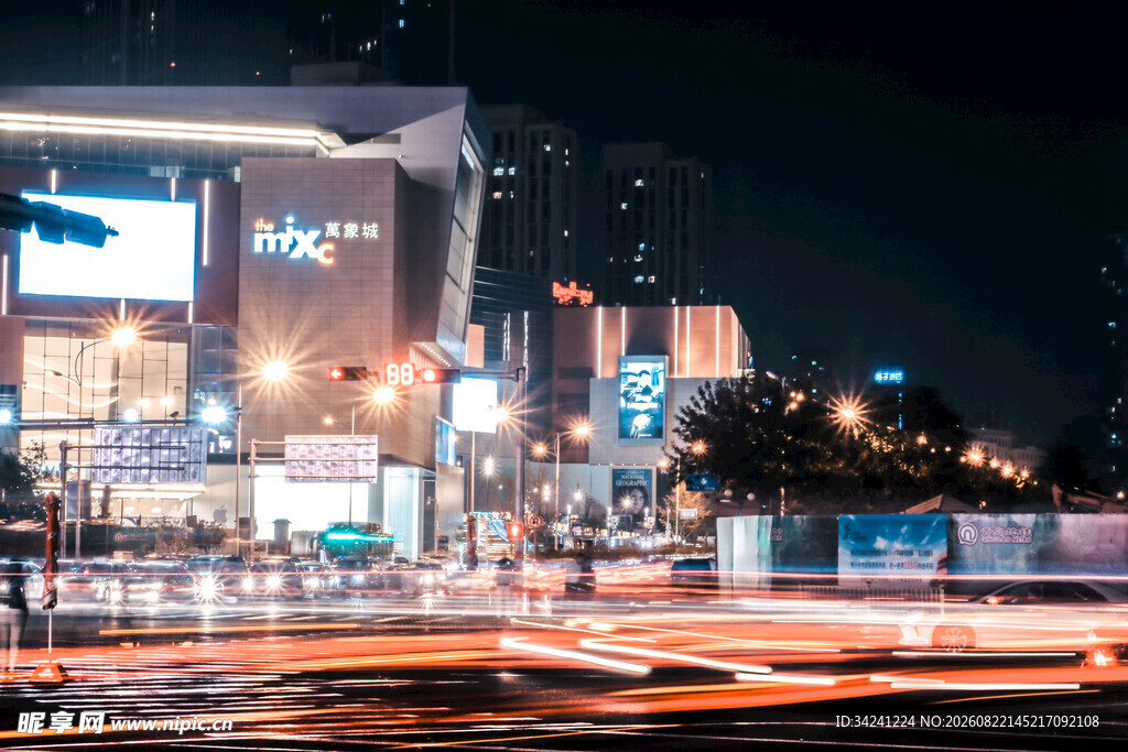 城市夜景中的繁华街道
