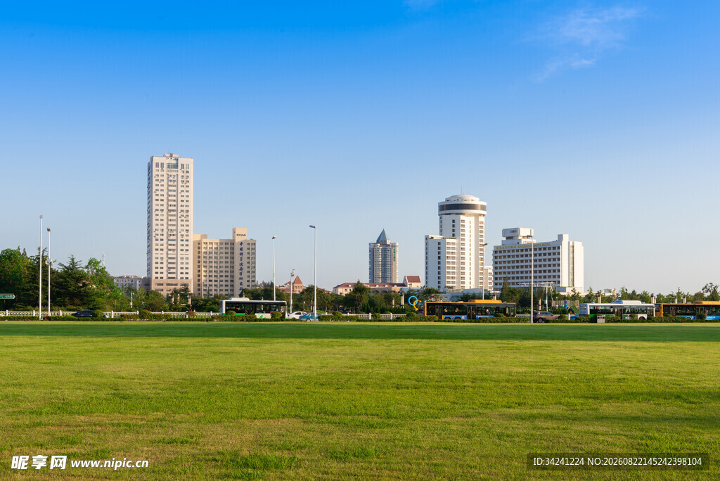 城市绿地旁的高楼景观