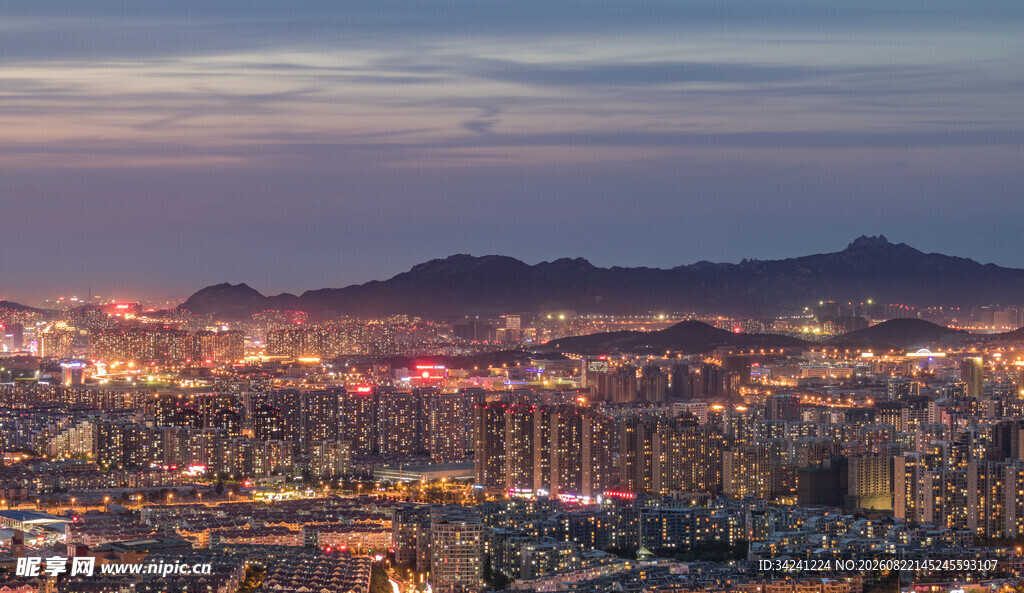 城市璀璨夜景与远山轮廓