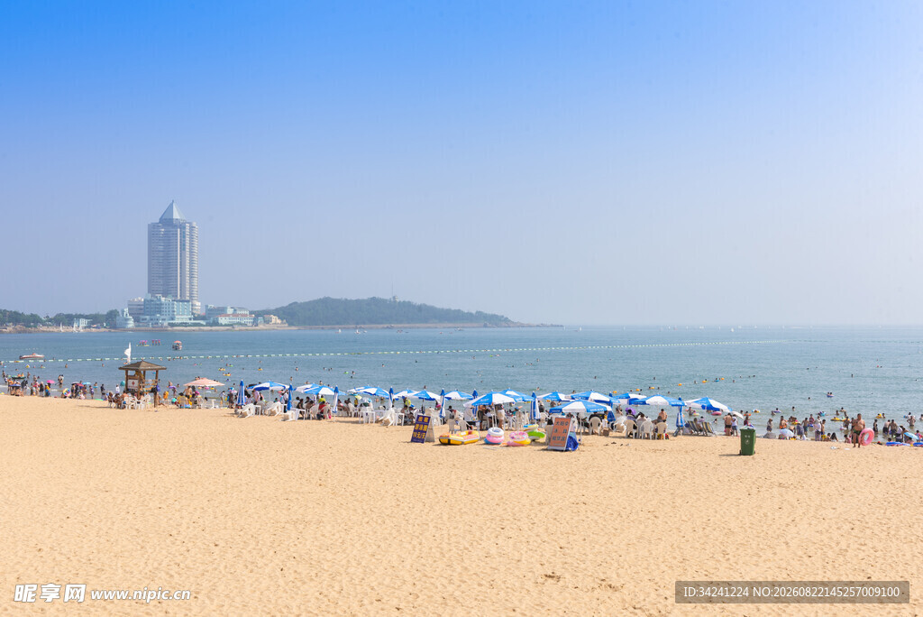 热闹的海滨沙滩景象