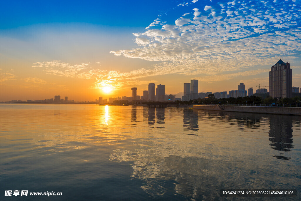 城市湖畔壮丽日出景观