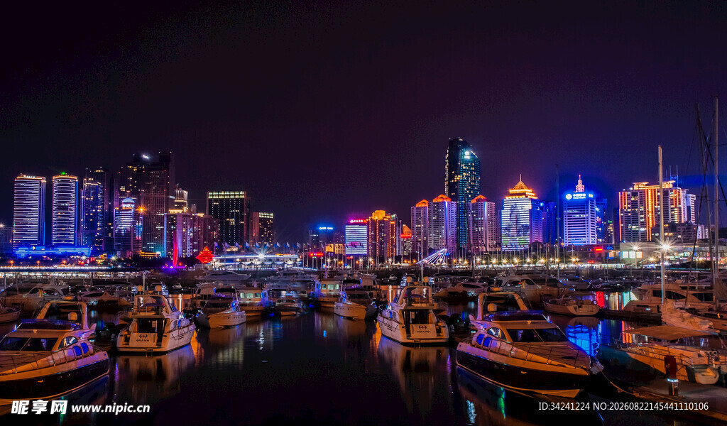 夜晚码头的璀璨城市景观