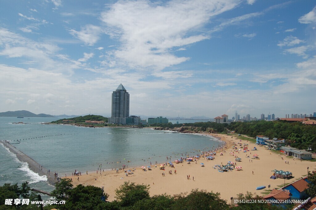 青岛海滨美景热闹沙滩
