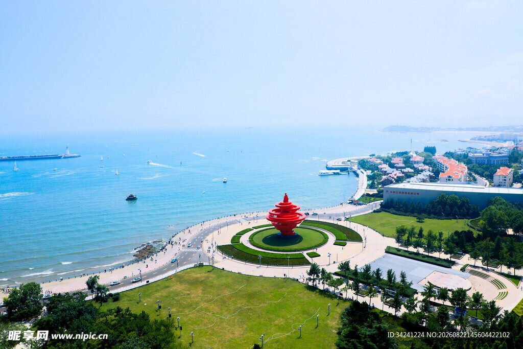 海滨城市景观中的红色雕塑