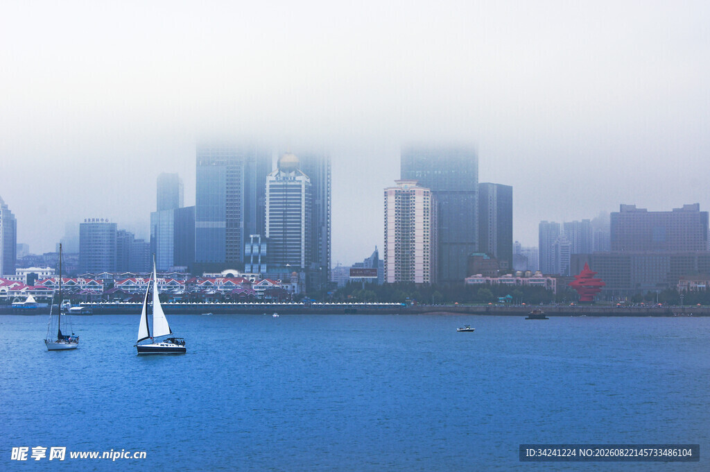 海滨城市帆船与高楼景致