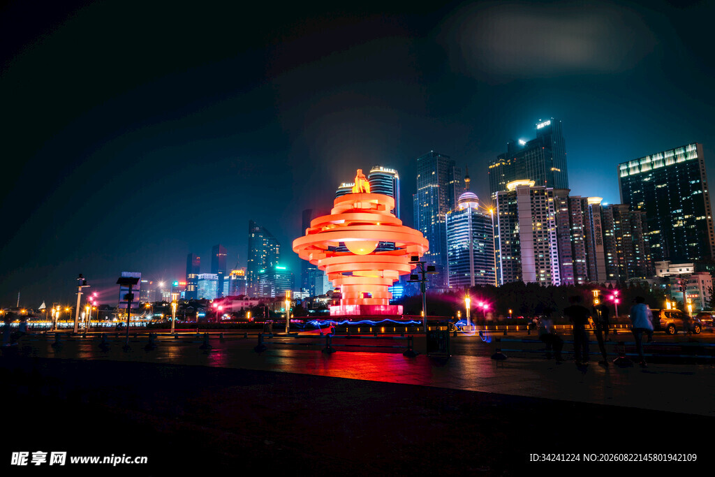 城市璀璨夜景中的独特雕塑