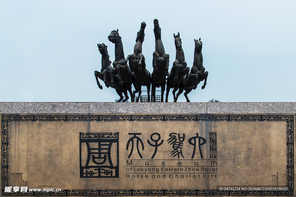草原骏马雕塑尽显豪迈