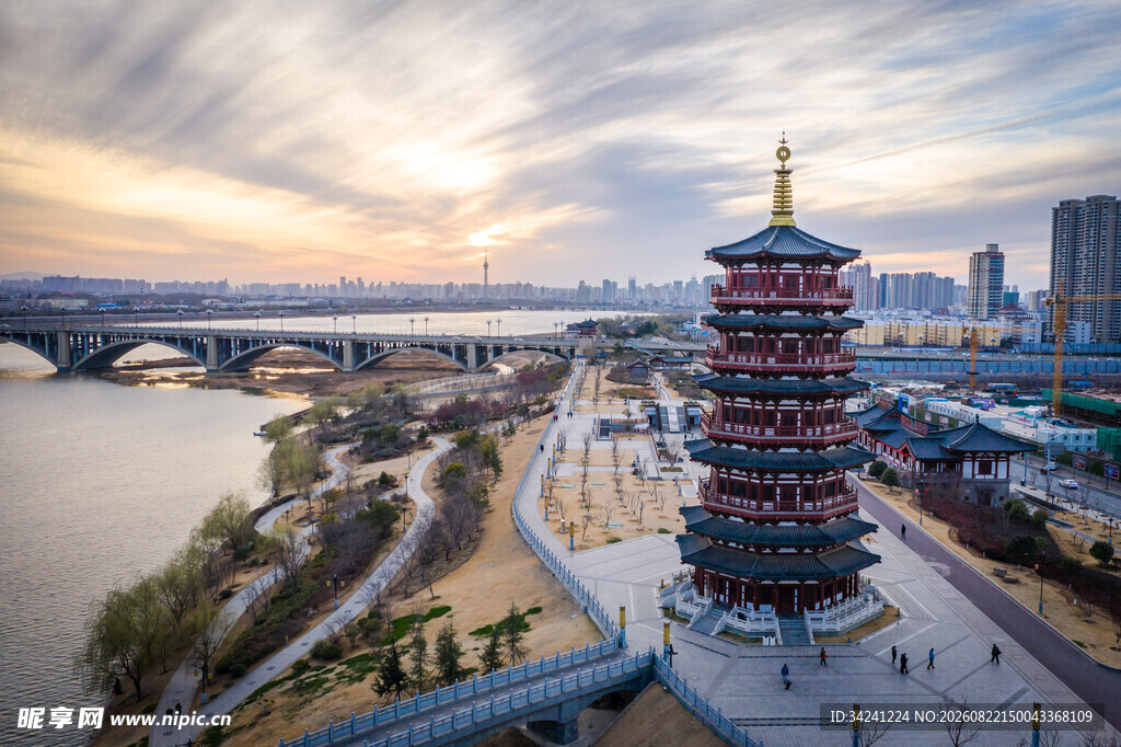 河畔宝塔美景