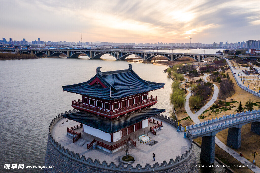 河畔古亭与城市天际线景观