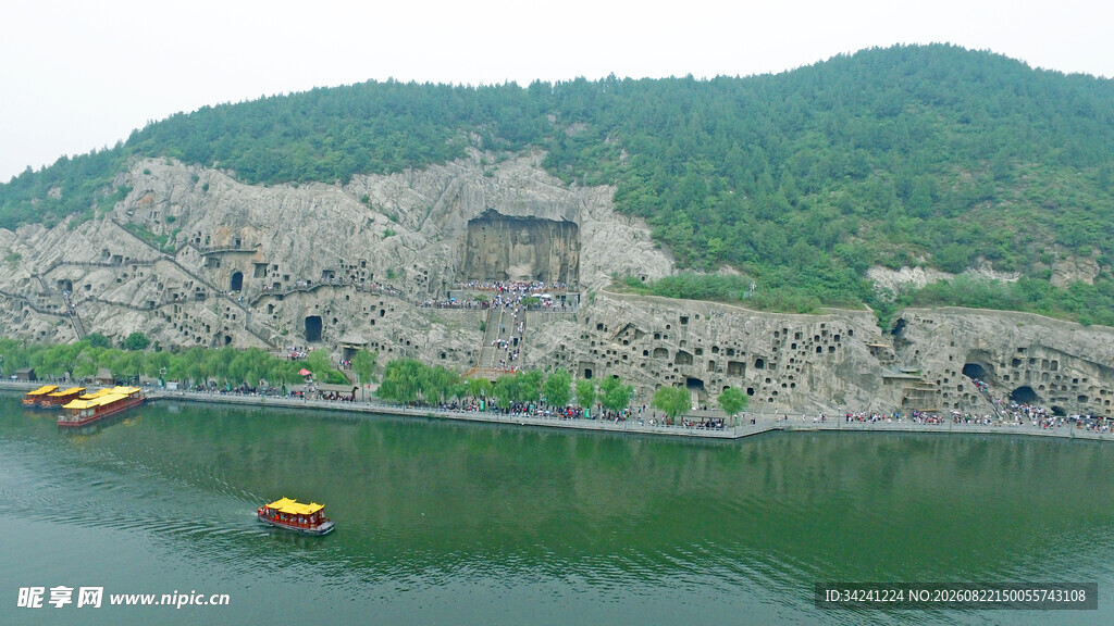 山水间的古建与游船风光