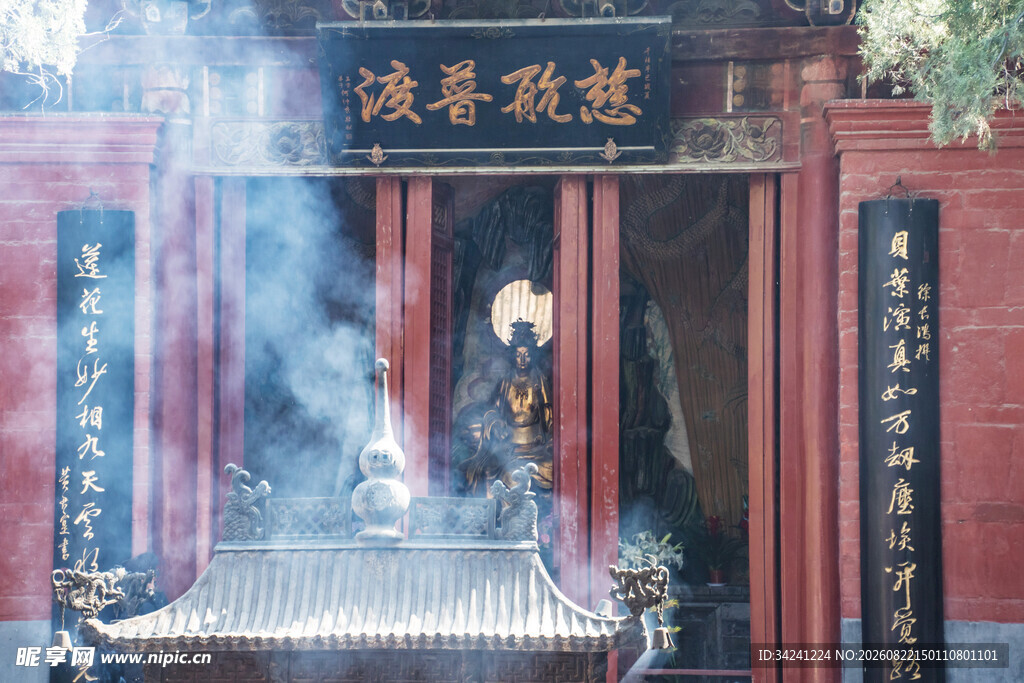 古寺焚香处袅袅烟火气