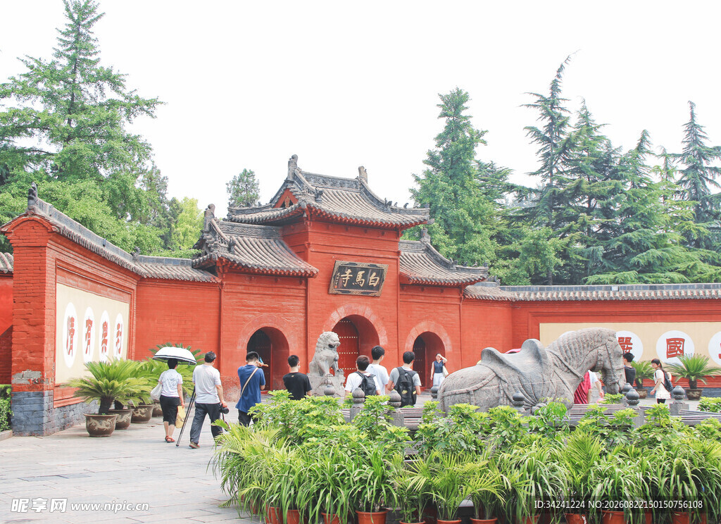 中式红墙建筑前的游客
