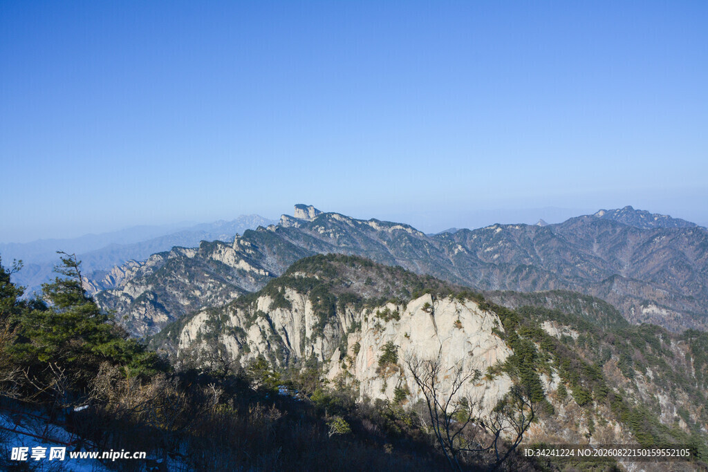 壮丽山景蓝天映衬峻岭