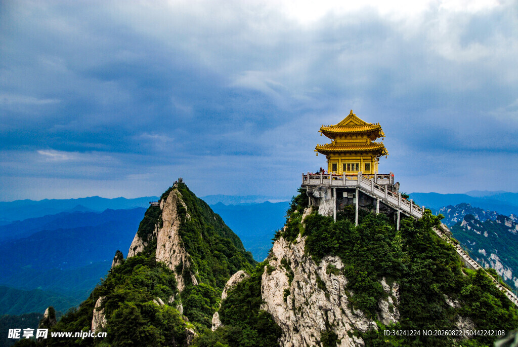 山顶金殿云雾中的壮丽景观