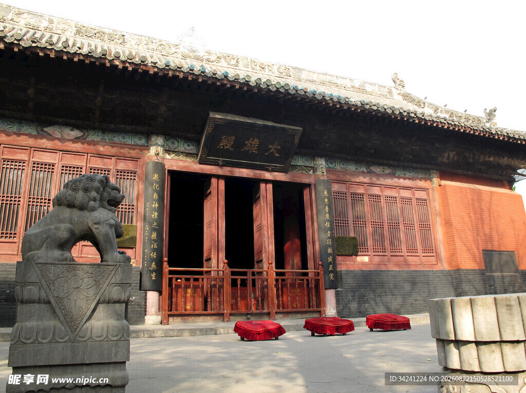 中式古建筑门前石狮景观