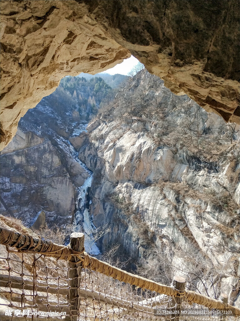 壮丽雪山观景台风景