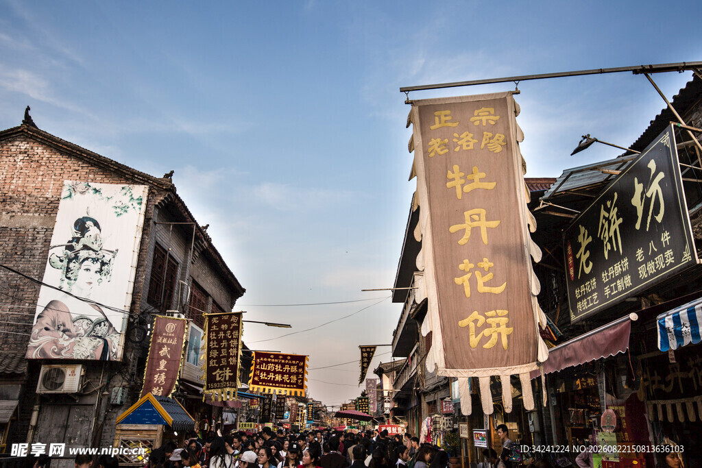 古街热闹景象