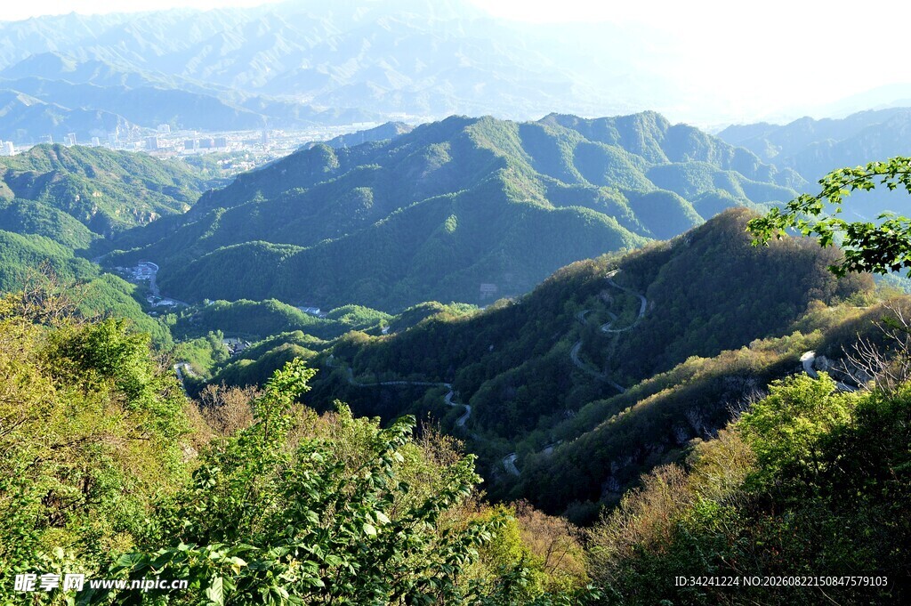 山峦叠翠的自然美景