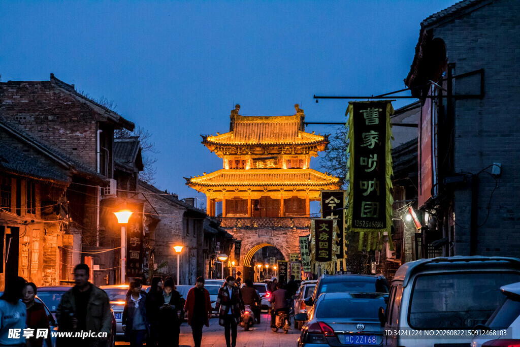 古城街道夜景中的热闹景象