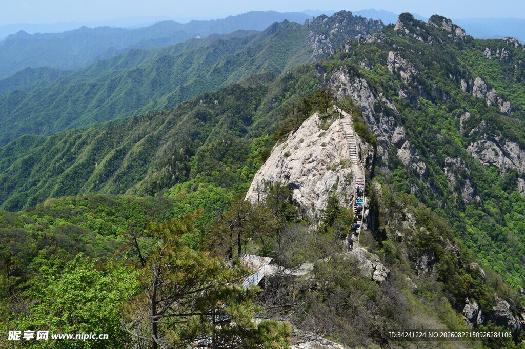 巍峨青山间的嶙峋巨石