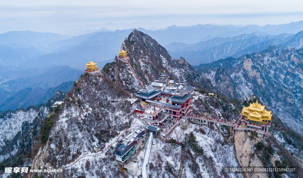 雪覆山峦上的壮丽古建筑
