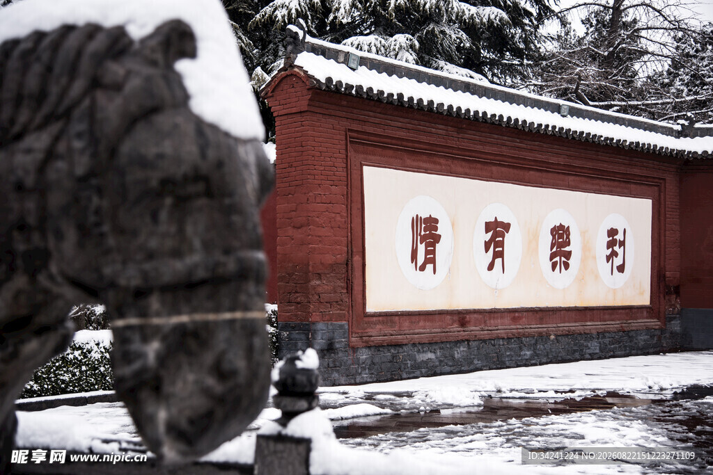雪中古建前的雕塑