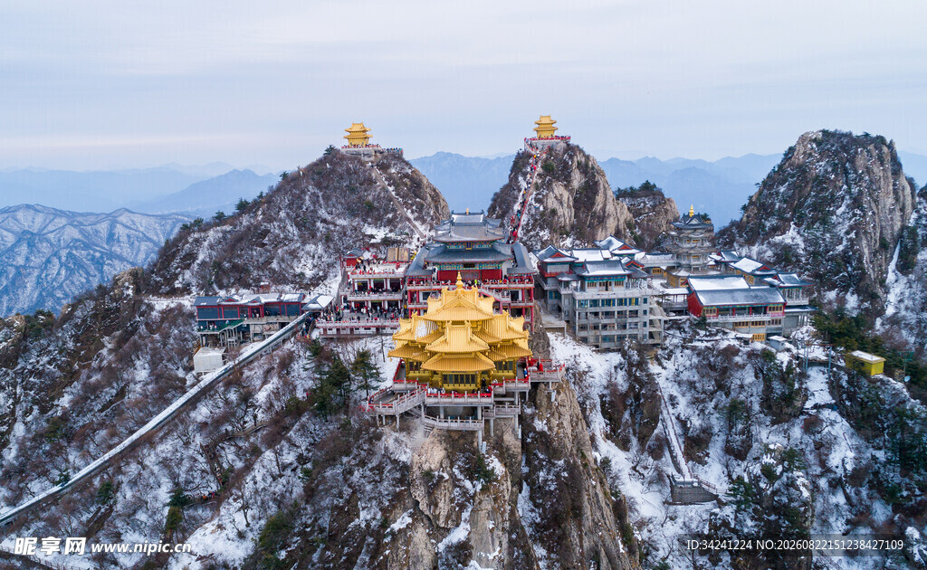 雪后山顶的壮丽寺庙景观